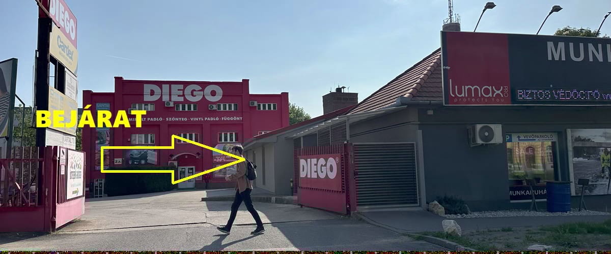 Bemutatóterem udvari bejárat