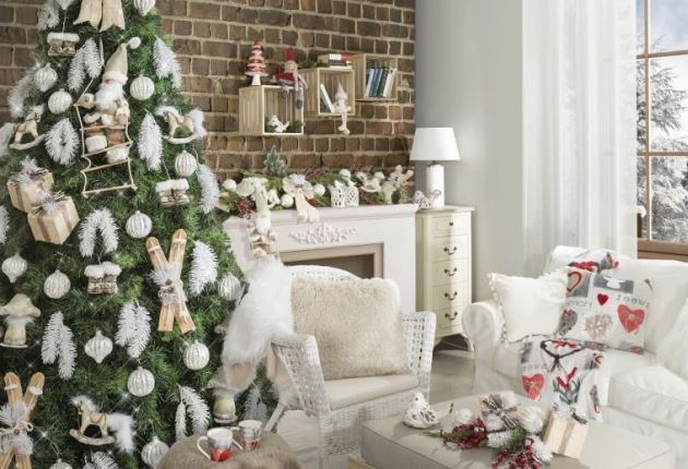 Fehéren díszített karácsonyfa fehér kanapéval