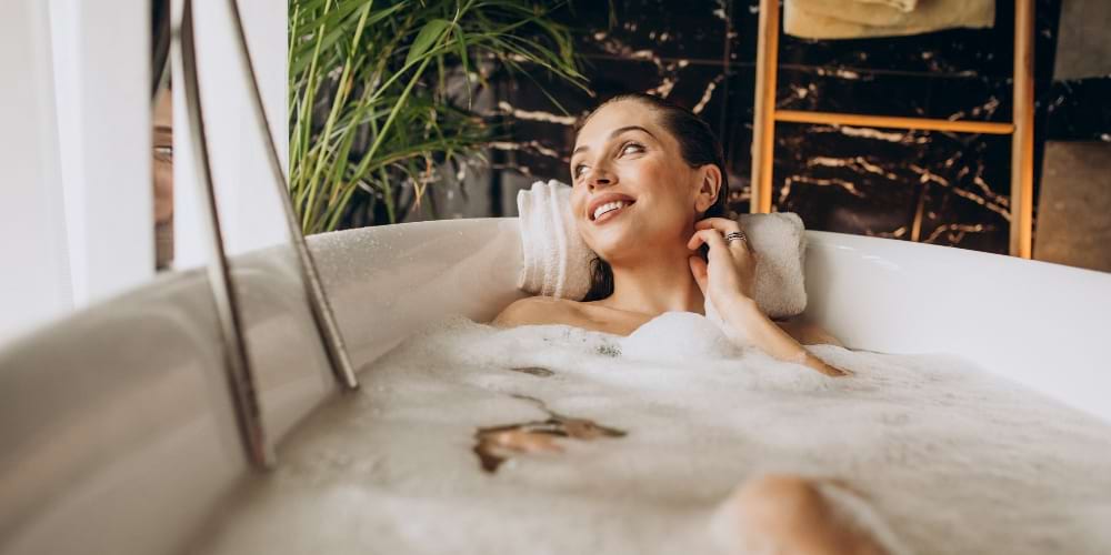 Nő relaxáló fürdőt vesz