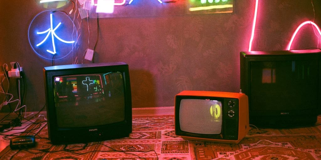 régi tévék és neon világítás